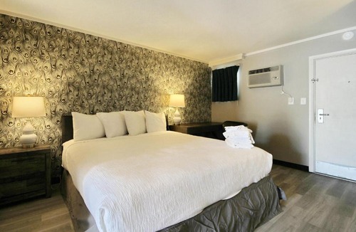 Myrtle Beach Hotel | Waikiki Village One Bedroom King Suite - 242