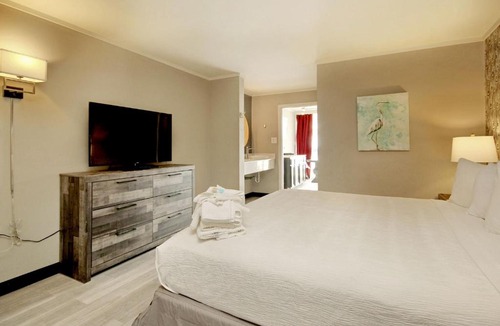 Myrtle Beach Hotel | Waikiki Village One Bedroom King Suite - 242