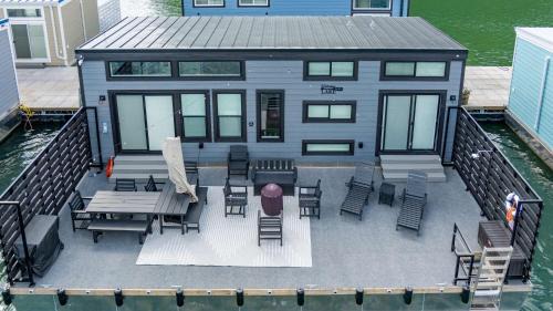 Nancy House | Wake House - One of a Kind Floating Home on Lake Cumberland - Boat Slip - Boat Ramp Access - Sleeps 20