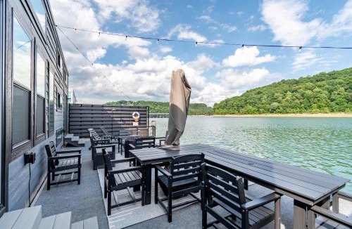 Nancy House | Wake House - One of a Kind Floating Home on Lake Cumberland - Boat Slip - Boat Ramp Access - Sleeps 20