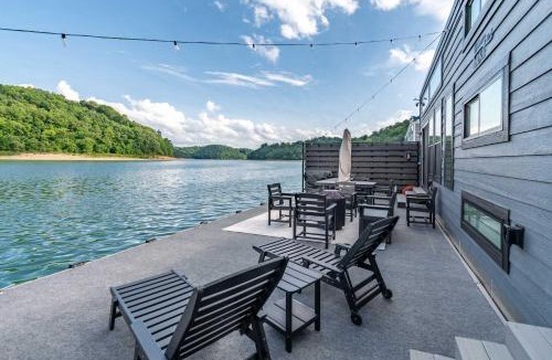 Nancy House | Wake House - One of a Kind Floating Home on Lake Cumberland - Boat Slip - Boat Ramp Access - Sleeps 20
