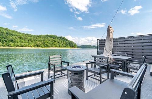 Nancy House | Wake House - One of a Kind Floating Home on Lake Cumberland - Boat Slip - Boat Ramp Access - Sleeps 20