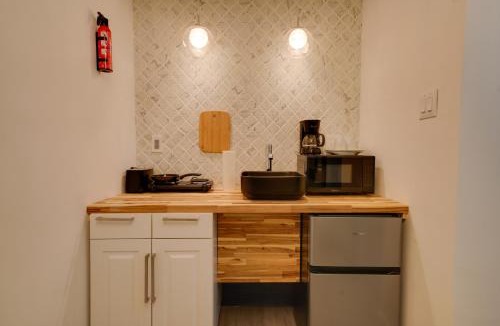 Bellepoint Apartment | Walk Downtown! Hinton Historic District Studio