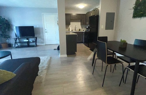 Kettering Apartment | Walk/Funny Bone Comedy Club, Dining, Shopping, Free parking, Free Coffee, Patio