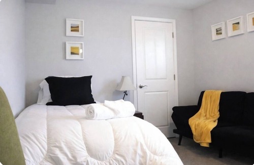 Kettering Apartment | Walk/Funny Bone Comedy Club, Dining, Shopping, Free parking, Free Coffee, Patio