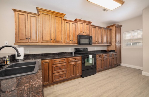 Indian Point Condo | Walk-In 3 Bedroom 2 Full Bath Luxury Condo, Sleeps 12 Lake View & Mins from SDC!