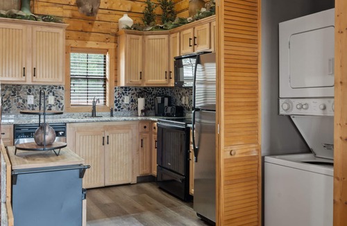 Branson Theater District Cabin | Walk-in Log Cabin with Walk-in Shower - Only Minutes from Shows!