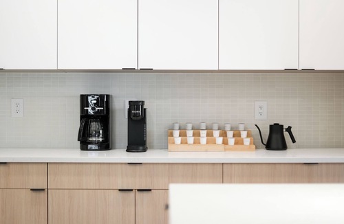 Downtown Nashville Condo | ~Walk to Broadway & the Gulch~ King Bed, Balcony, Free Parking, Gym, Pool!
