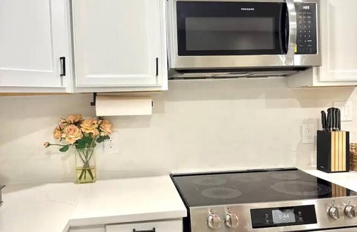 Downtown Condo | Walk to DPAC + Bulls - Chic Downtown Durham condo