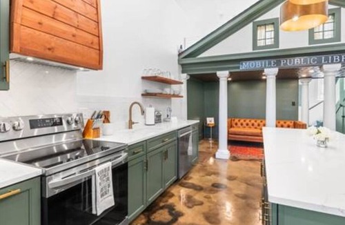 Central Business District House | Walk to everything Downtown Mobile Pets Welcome