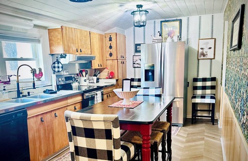 Three Oaks House | Walk to Journeyman & Downtown Three Oaks! 5 Star Hosts Fireplace, Yard, Sleeps 8