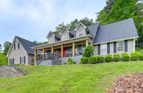 London House | Walk to Main St! 4-Acre Family Escape in London