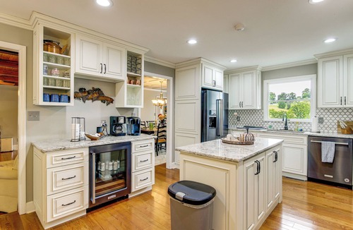 London House | Walk to Main St! 4-Acre Family Escape in London