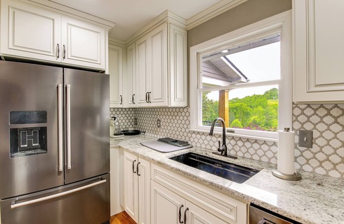 London House | Walk to Main St! 4-Acre Family Escape in London