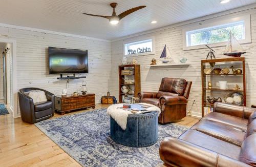 Hardin House | Walk to Marina and Beach Charming Home in Hardin