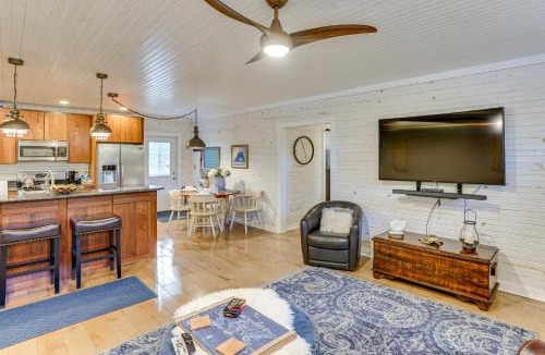 Hardin House | Walk to Marina and Beach Charming Home in Hardin
