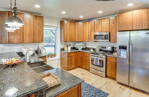Hardin House | Walk to Marina and Beach Charming Home in Hardin