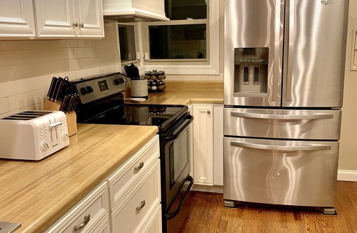 Wooded Estates House | Walk to ND-Dogs Welcome-Sleeps 14-Family Paradise-Fire Pit-Swing Set-Fenced Yard