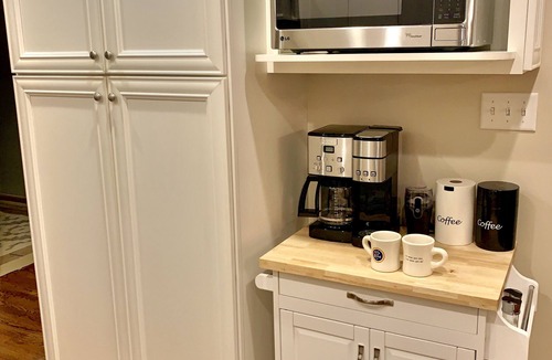 Wooded Estates House | Walk to ND-Dogs Welcome-Sleeps 14-Family Paradise-Fire Pit-Swing Set-Fenced Yard