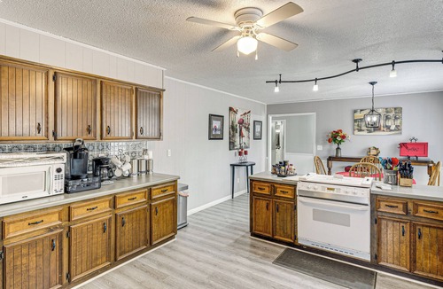 Gadsden House | Walk to Noccalula Falls: Peaceful Home w/Deck
