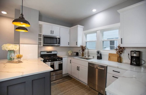 Northeast South Bend House | Walk to Notre Dame 5BR Sleeps 12 Fire Pit Game Day Ready