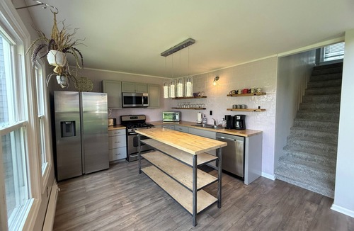Broadway House | Walk to Park & Creek - Broadway Stay Near JMU & Shenandoah