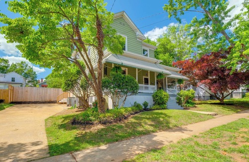 Lynchburg Cottage | Walk to U of Lynchburg: Big Home w/Yard & Hot Tub