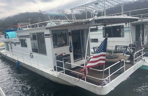 Maynardville Boat Rental | Walk up to this houseboat on beautiful Norris Lake, Maynardville Tennessee.