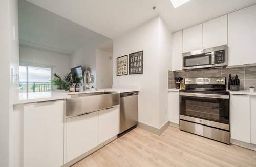 Charlotte Center City Apartment | Walkable 3 bed with Balcony,Parking, King Bed