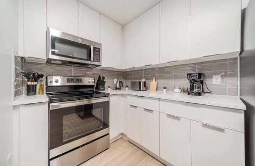 Charlotte Center City Apartment | Walkable 3 bed with Balcony,Parking, King Bed