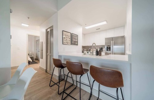 Charlotte Center City Apartment | Walkable 3 bed with Balcony,Parking, King Bed