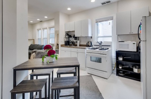 Bridgeport Apartment | Walkable Chicago Retreat : Cozy 2BR w/Porch : Near Transit, Dining & Stadiums
