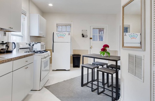 Bridgeport Apartment | Walkable Chicago Retreat : Cozy 2BR w/Porch : Near Transit, Dining & Stadiums