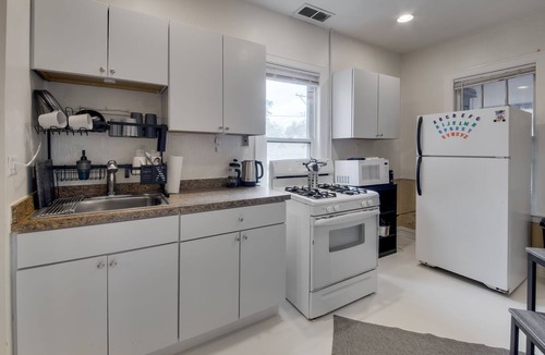 Bridgeport Apartment | Walkable Chicago Retreat : Cozy 2BR w/Porch : Near Transit, Dining & Stadiums