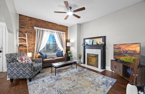 Jeffersonville House | Walkable Historic District Riverview Escape