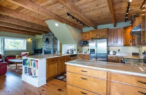 Front Royal Cottage | WANT GREAT VIEWS, PRIVATE DOCK AND PET FRIENDLY? THE RIVER OVERLOOK IS FOR YOU.