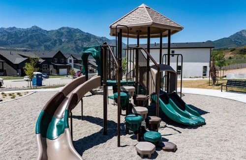 Mountain Green House | Wasatch Peak Chateau Unit A with Pool and Hot Tub