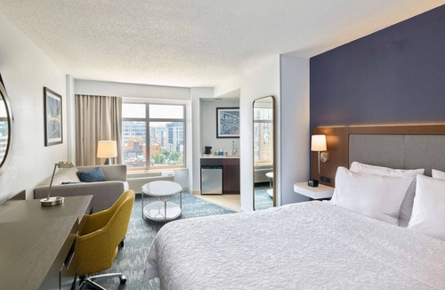 Mount Vernon Triangle Hotel | Washington DC Downtown Studio King Bed Sofa Bed Ideal for Business Travel