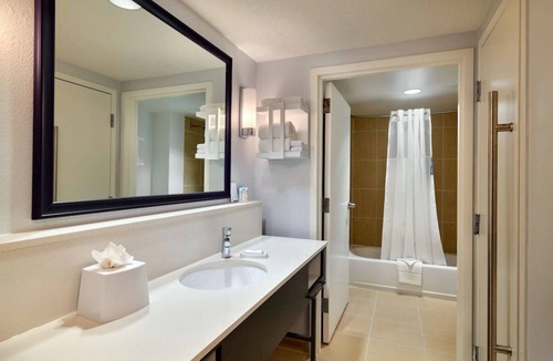Mount Vernon Triangle Hotel | Washington DC Downtown Studio King Bed Sofa Bed Ideal for Business Travel