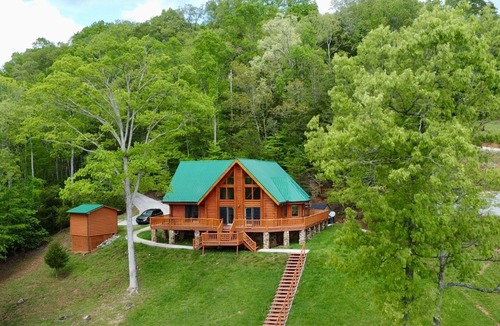 La Follette House | Water front log cabin and dock on Norris Lake, perfect for your family vacation!