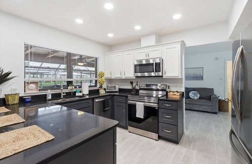 Dixie Shores House | Waterfront 3BR/2BA 5 beds, Dock, Kayaks, Scalloping & Manatees