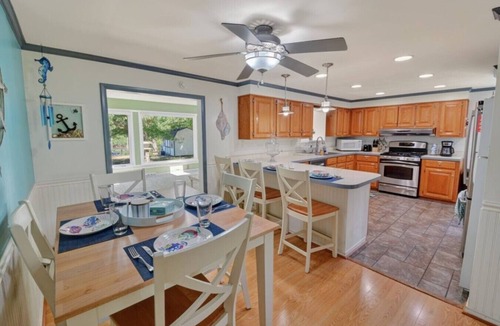 White Stone House | Waterfront Blue Crab Cottage/Dock, Fire Pit & Screened porch