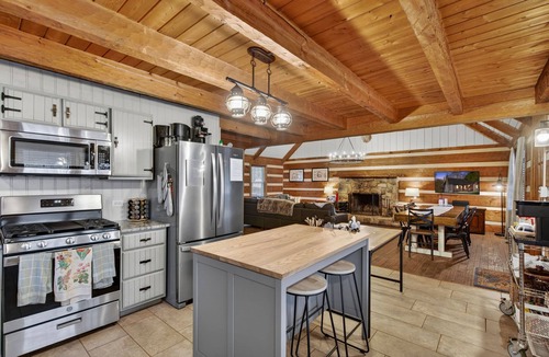 Fishers Hill Cabin | Waterfront cabin w/fireplace,hot tub & BBQ grill
