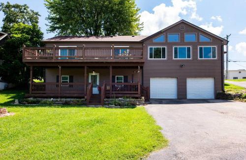 Warsaw House | Waterfront Cabin With A View, Large Family Retreat, Pet Friendly