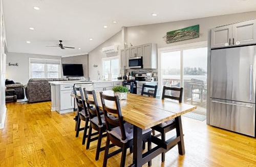 Channel Lake House | Waterfront Fun! Group Getaway on Lake Marie
