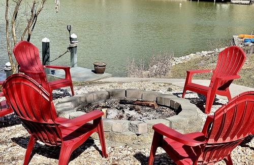 Goodview House | WATERFRONT HOT TUB, FIRE PIT, THEATER/GAMEROOM, WIFI, KAYAKS, MULTI FAMILY