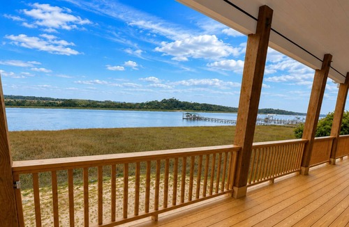 St. James House | Waterfront ICW Retreat 3BR2.5 Bath Near Oak Island and Holden Beach King Bed!