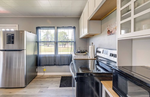 Rock Point Cottage | Waterfront Rock Point Vacation Rental w/Sunroom!