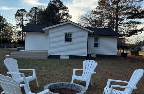 Battleboro House | Welcome To Cozy Living! Peaceful & Simple 7 mins to NC Wesleyan 15min to R.Mount