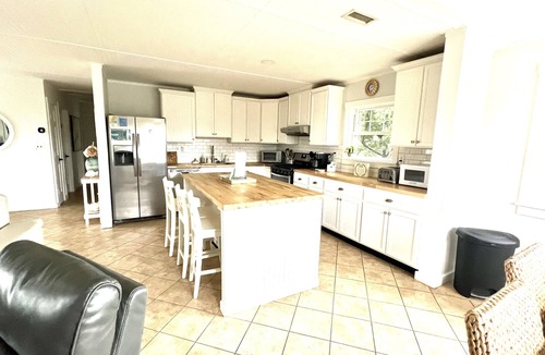 Avon House | Welcome to Makai Sunrise, a cottage by the beach and a 30 second walk to shore!